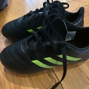 Youth size 13.5 adidas soccer cleats EUC